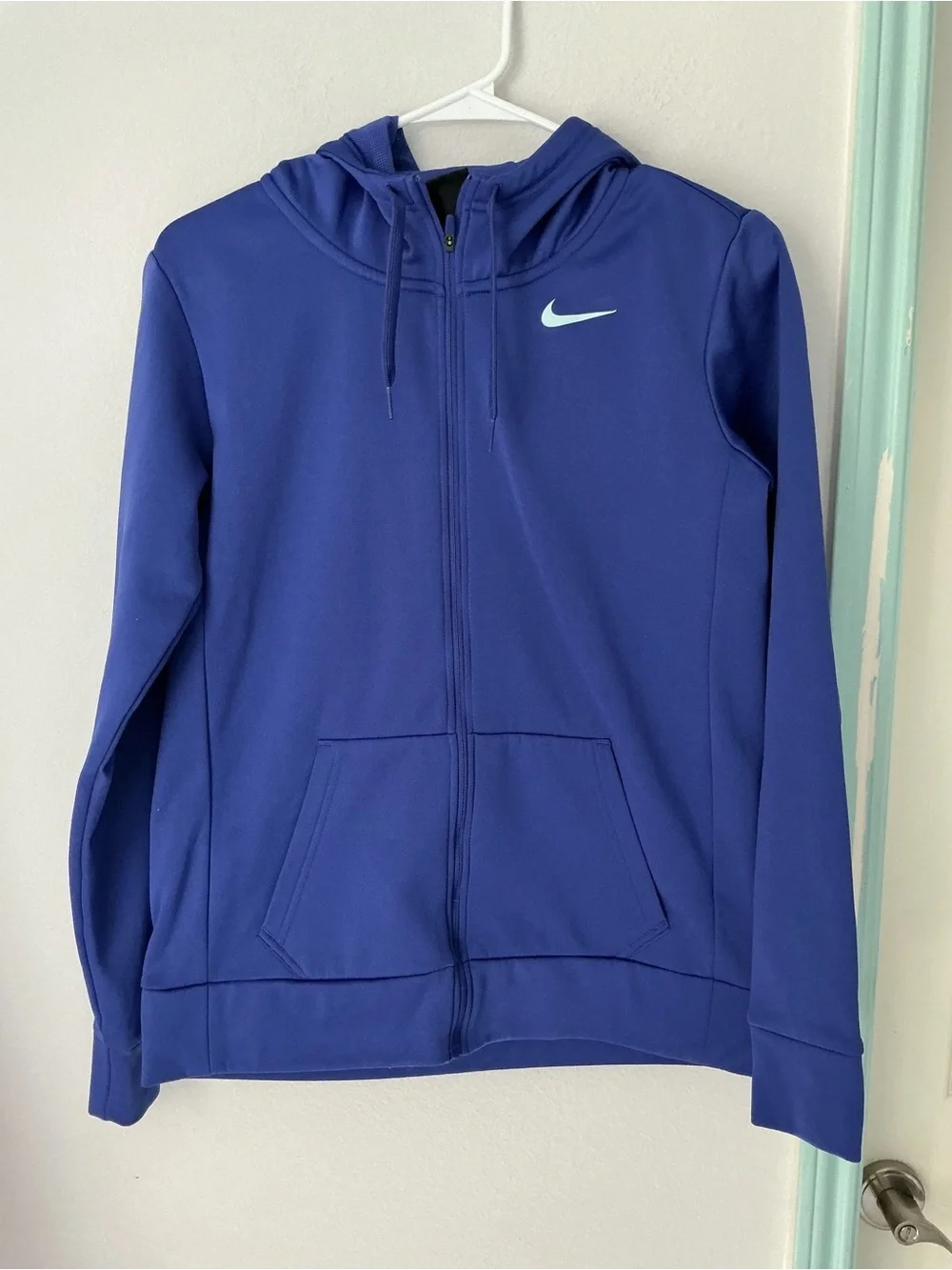 Nike Women’s Blue Pullover Hoodie with Front Pocket